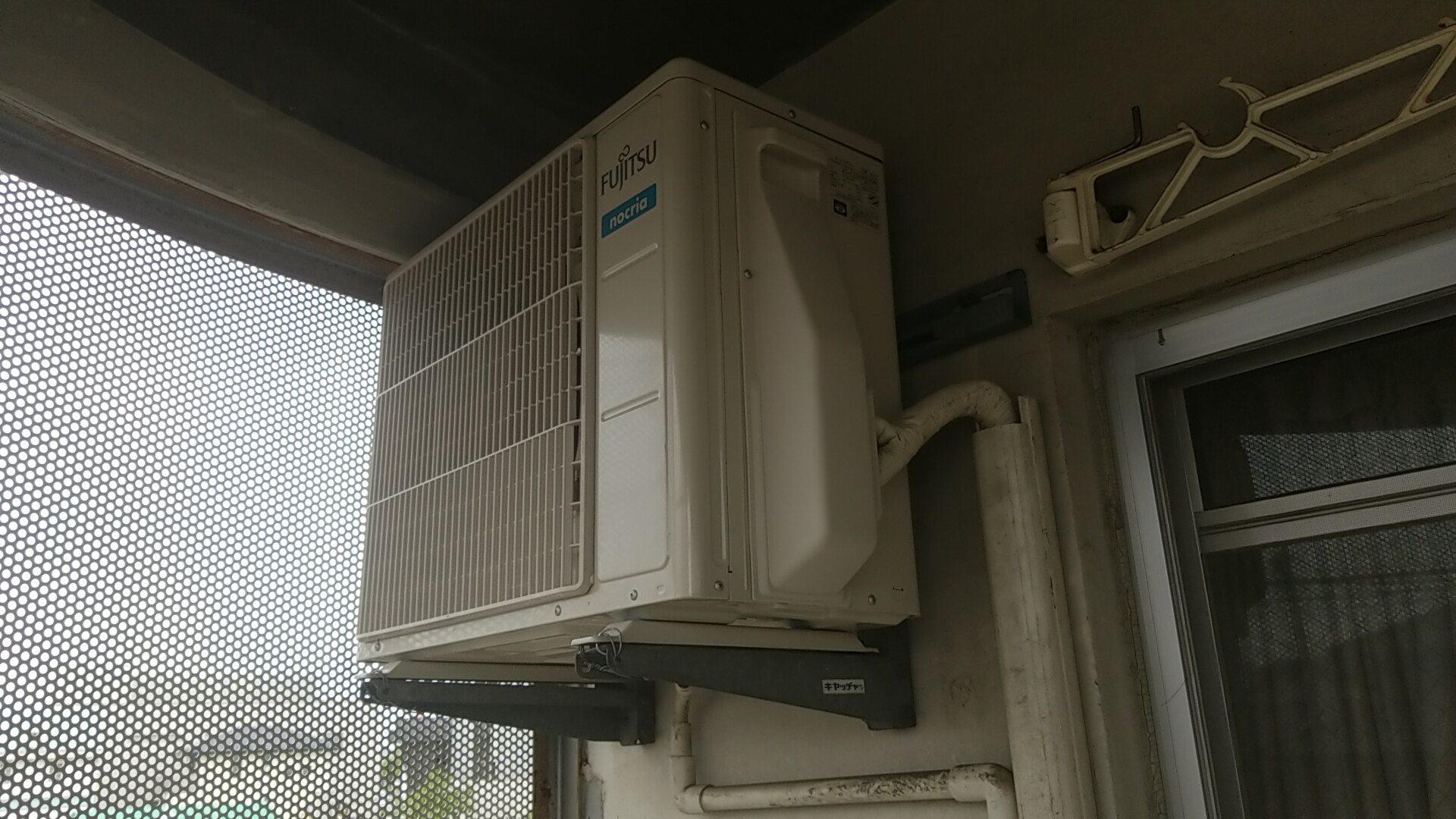 津島市エアコン隠ぺい配管室外機天吊り設置交換